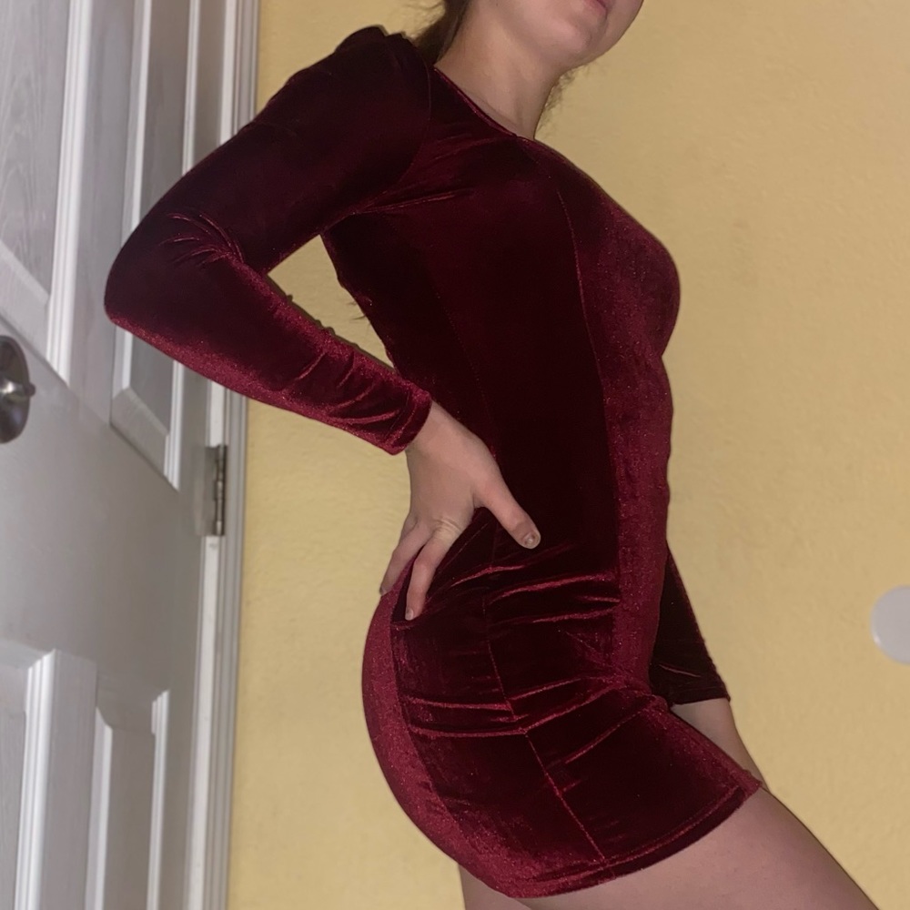 Burgundy velvet long sleeve form fitting mini dress